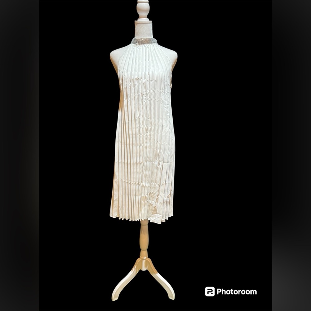 NWOT Pleated Halter Dress In White Size Medium Silver Sequins Around Neck - Picture 3 of 9